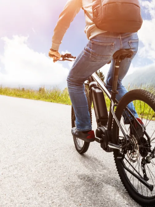 Henkil&ouml; py&ouml;r&auml;ilee yl&auml;m&auml;keen aurinkoisessa s&auml;&auml;ss&auml;.